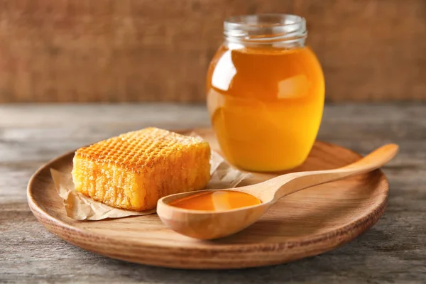 Holzteller Mit Köstlichem Honig Und Frischen Waben Auf Dem Tisch — Stockfoto