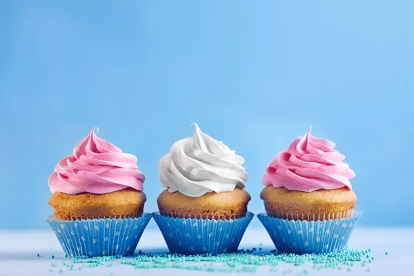 Delicious cupcakes on color background — Stock Photo, Image