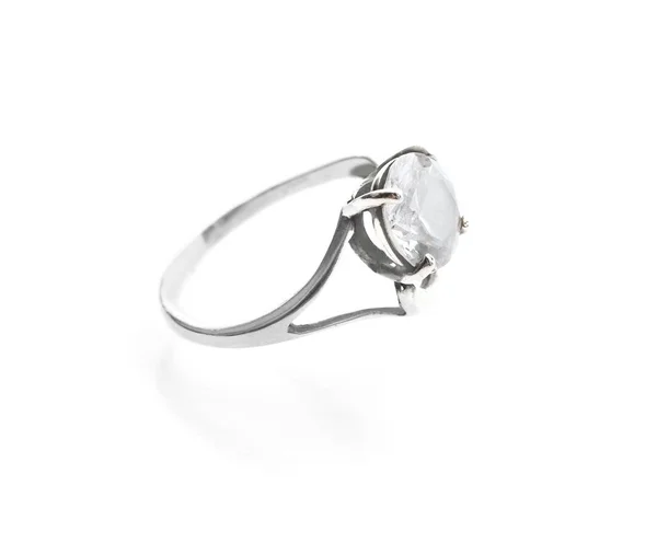 Anel de noivado bonito no fundo branco — Fotografia de Stock