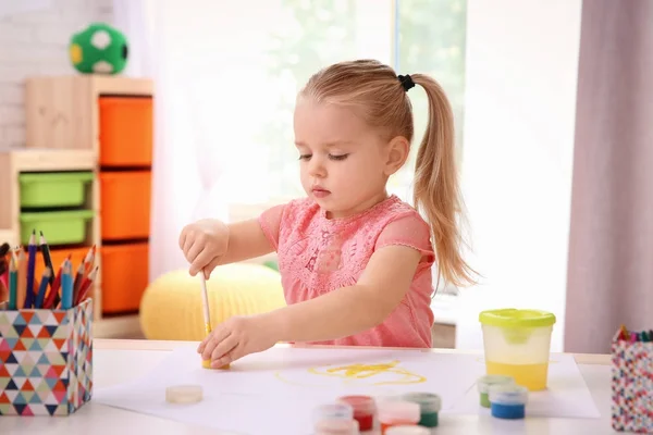 Schattig meisje aan tafel binnen schilderen — Stockfoto