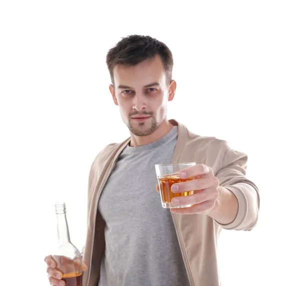 Betrunkener mit Flasche und Glas Whiskey auf weißem Hintergrund. Alkoholismus-Konzept — Stockfoto