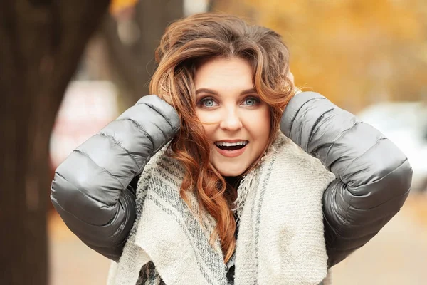 Mulher sorridente bonita em jaqueta de puffer ao ar livre — Fotografia de Stock