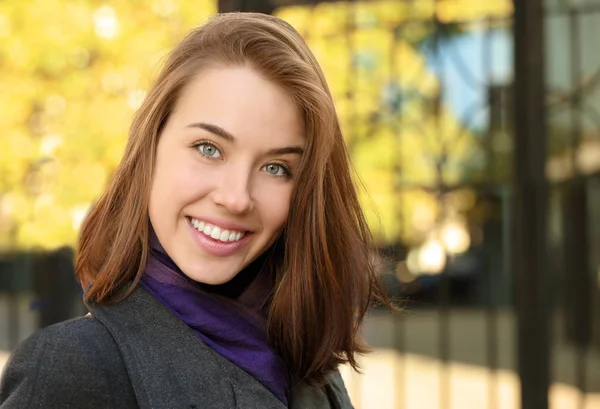 Vacker leende kvinna utomhus — Stockfoto