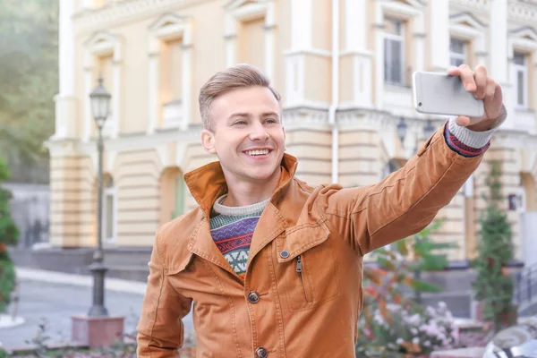 Joven hombre guapo tomando selfie al aire libre —  Fotos de Stock