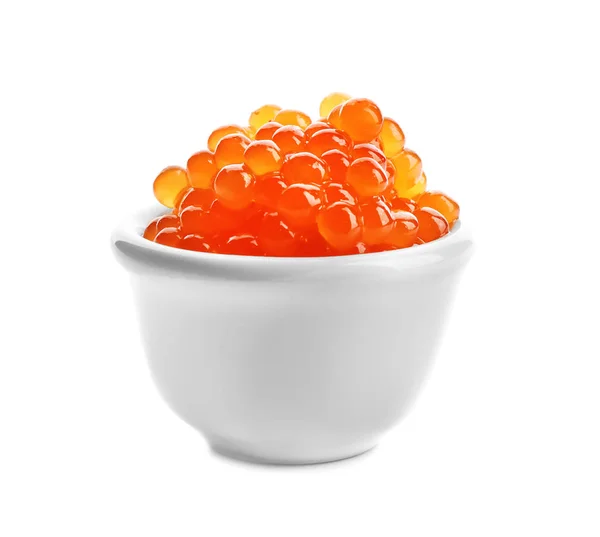 Délicieux caviar rouge dans un bol en céramique sur fond blanc — Photo