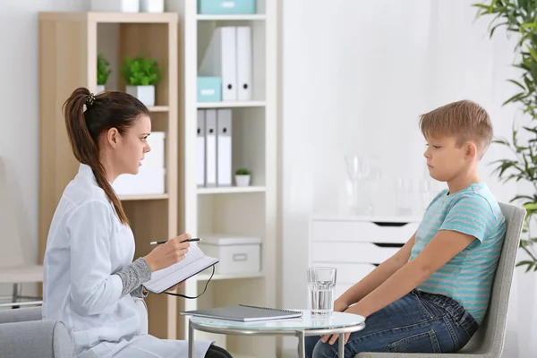 영양사의 사무실에서 중량이 초과 된 아이 — 스톡 사진