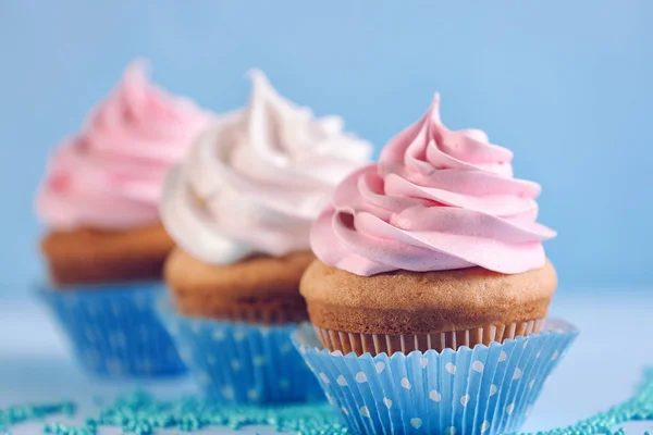 Delicioso cupcake na mesa, close-up — Fotografia de Stock