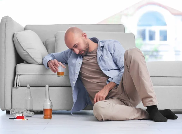 Drunk Man Sitting Floor Home Alcoholism Concept — Stock Photo, Image