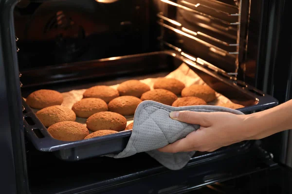 Kvinna Tar Bakplåt Med Läckra Havregryn Kakor Ugnen — Stockfoto