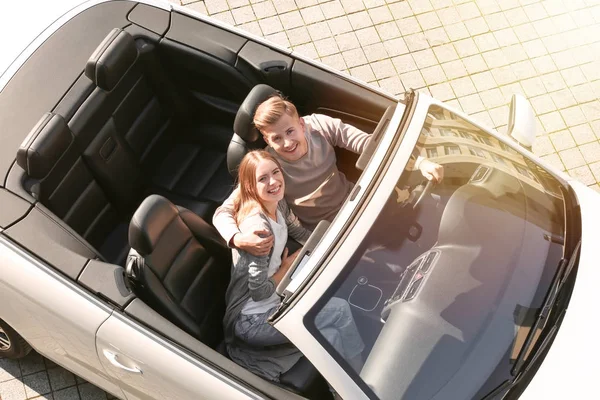 Щаслива молода пара в машині в сонячний день — стокове фото