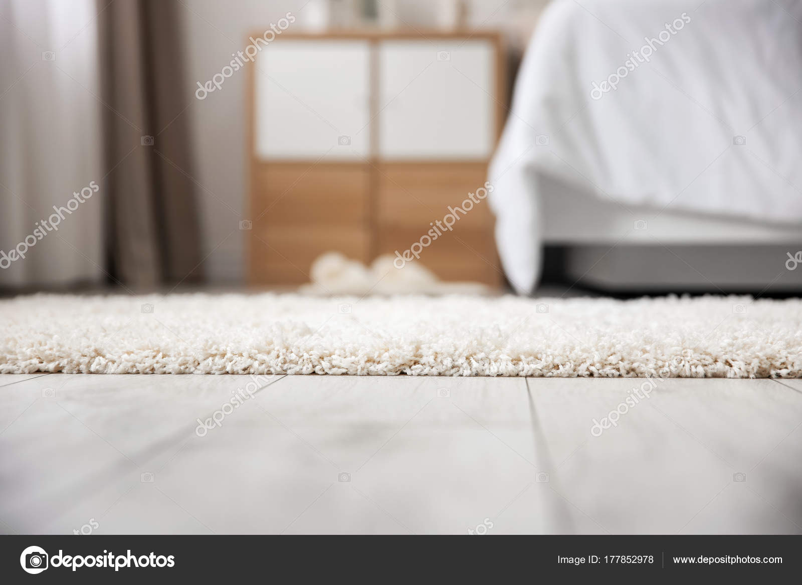 Bianco Morbido Tappeto Sul Pavimento In Camera Da Letto