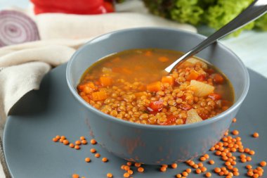 Masada lezzetli mercimek çorbası ile çanak