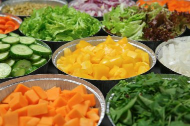 Salata barını çeşitli malzemelerle kapatın.