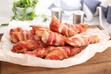 Pastırma tavuk nuggets ahşap tahta üzerinde sarılmış.