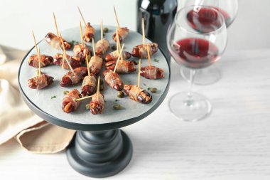 Pastırma ile stand tarihleri masanın üzerine sarılmış.