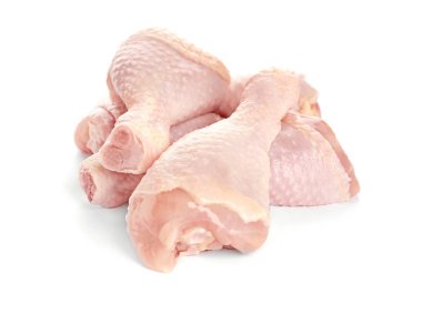 Beyaz arka planda çiğ tavuk bacağı