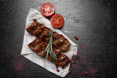 Lulah kebap koyu arka plan üzerinde ile lezzetli gözleme