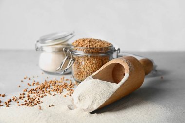 Buğday unu ve masada çiğ taneleri ile mutfak eşyaları