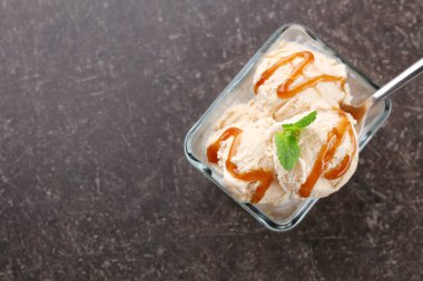 Lezzetli dondurma cam kase tablo içinde karamel tepesi ile