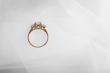 Güzel nişan yüzüğü hafif kumaş üzerine