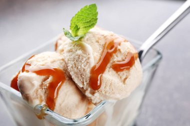 Kase, closeup karamel tepesi ile lezzetli dondurma