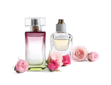 Beyaz arka planda çiçekli parfüm şişeleri