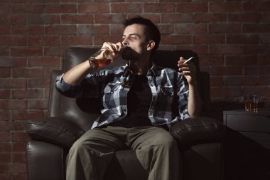 Adam viski ve koltuk duman sigara içme. Alkolizm kavramı