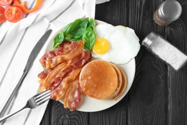 Pankek ve pastırma plaka ile lezzetli breakfast