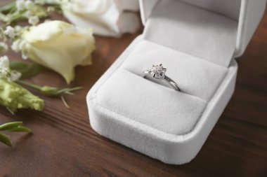 Lüks nişan yüzüğü ahşap arka plan, closeup ile kutu