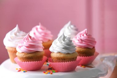 Tatlı stand üzerinde arka plan bulanık lezzetli kekler