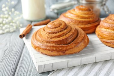 Tatlı tarçın ile ahşap tahta masada rulo