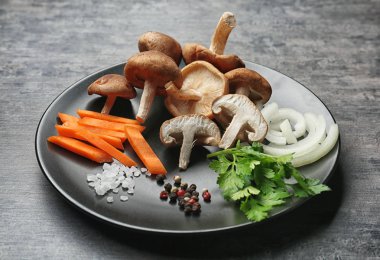 Plaka ham shiitake mantar ve sebze masada