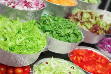 Salata barını çeşitli malzemelerle kapatın.