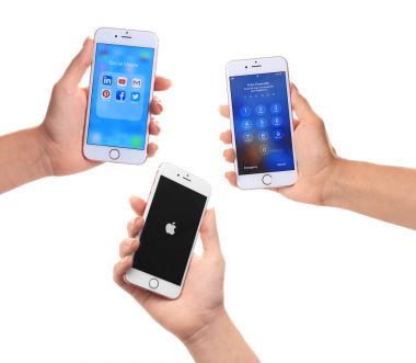 Kiev, Ukrayna - 06 Ekim 2017: Rose Gold iPhone'lar 6s beyaz arka plan üzerinde tutan kadın. Sosyal Medya Icons, giriş kodu ve logosu ekranlarda girmek için sayısal tuş takımı