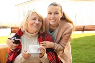 Üst düzey kadın ve genç caregiver Park