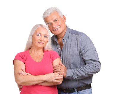 Beyaz arka plan karşı olgun mutlu çift