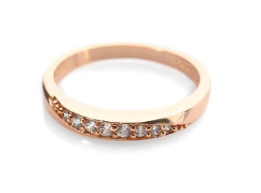 Beyaz arka plan üzerinde güzel nişan yüzüğü