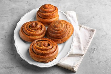 Plaka tatlı tarçın ile masaya rulo