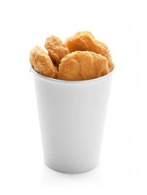 Kağıt bardak beyaz zemin üzerine lezzetli tavuk nuggets ile