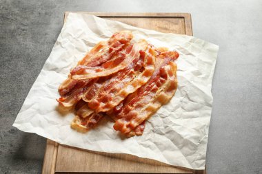 Pişmiş pastırma rashers tablo ile kurulu