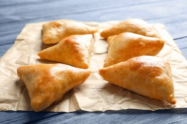 Lezzetli fırında samosas masada
