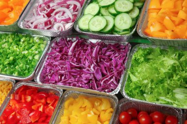 Salata barını çeşitli malzemelerle kapatın.