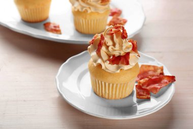 Plaka üzerinde pastırma ile lezzetli kek