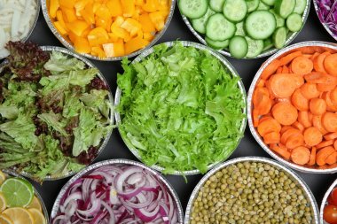 Salata barını çeşitli malzemelerle kapatın.