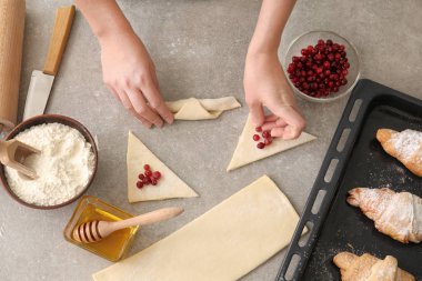 Masada puf böreği hazırlama kadın