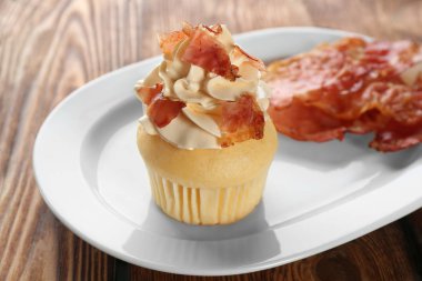 Plaka üzerinde pastırma ile lezzetli kek