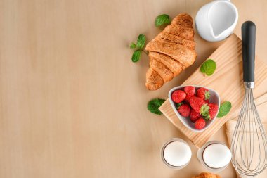 Ahşap arka plan üzerinde lezzetli kruvasan ile kompozisyon
