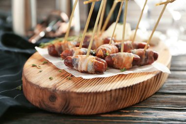 Pastırma ile ahşap tahta tarihleri masanın üzerine sarılmış.