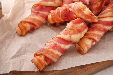 Pastırma tavuk nuggets parşömen üzerine sarılmış.