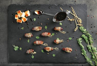 lezzetli pastırma tarihleri masanın üzerine sarılmış.